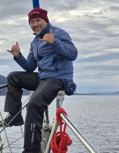 Descubrí la magia del Canal Beagle en Ushuaia, Tierra del Fuego, a bordo del Velero Ksar, el velero más cómodo y versátil de la región. Ofrecemos expediciones personalizadas de navegación en velero con salida desde la Bahía de Ushuaia, ideales para aventureros, fotógrafos, científicos, deportistas y amantes de la naturaleza. Nuestros servicios incluyen travesías de un día completo, experiencias con noche a bordo, travesías de 3 días hasta Puerto Almanza por el Paso Guaraní, y travesías largas de 7, 10 o 15 días. También realizamos expediciones científicas, clínicas de vela en navegación, buceo, kayak, paddle, trekking, esquí y mucho más. Visitá destinos icónicos como Isla de los Lobos, Faro Les Éclaireurs, Islas Bridges, Isla Redonda, Paso Guaraní, Península Mitre, Isla de los Estados, Fiordos y Glaciares y Cabo de Hornos. Una de nuestras excursiones estrella es la navegación Full Day por el Canal Beagle, una jornada completa de exploración náutica entre islas remotas, canales y fauna marina: lobos marinos, aves australes, pingüinos (en temporada) y vistas panorámicas del fin del mundo. Ideal para quienes buscan una experiencia completa sin pernocte. La experiencia con una noche a bordo es perfecta para quienes desean vivir una aventura íntima, dormir fondeados frente a una isla solitaria y disfrutar de una cena cálida a bordo, bajo el cielo austral. Incluye navegación de medio día, fondeo en una bahía protegida y regreso al día siguiente. La travesía de 3 días y 2 noches por el Paso Guaraní hasta Puerto Almanza es una verdadera expedición en la que se recorren islas remotas, se avista fauna marina, se fondea en parajes solitarios y se disfruta de caminatas en tierra firme. Una inmersión total en la naturaleza fueguina, con confort y seguridad a bordo. El Velero Ksar, modelo Joshua de 40 pies construido en acero naval, fue diseñado para la navegación antártica y cuenta con doble casco, aislación térmica, calefacción a estufa réflex por goteo y comodidades para 7 personas. Dispone de un camarote privado, salón con sofás convertibles, mesa de cartas con instrumental moderno (GPS, ecosonda), cocina completa con horno y vajilla, baño con ducha de agua caliente y una atmósfera acogedora gracias a su carpintería de madera. Además, somos el primer velero en Ushuaia con conexión satelital STARLINK ARGENTINA, garantizando internet de alta velocidad incluso en zonas remotas. Viví experiencias únicas como: navegación a vela con cupos limitados, avistaje de fauna marina, trekking en islas, cenas bajo las estrellas, amaneceres en el Beagle, clínicas de vela, y logística para deportes y ciencia. Organizamos expediciones en cooperación con deportistas extremos, exploradores y proyectos científicos. También ofrecemos opciones combinadas con traslados terrestres para recorrer la Ruta 3, la Ruta de los Lagos y otros puntos icónicos de Tierra del Fuego. Ya sea que quieras una navegación corta, una expedición prolongada, una travesía técnica o simplemente relajarte y reconectar con la naturaleza austral, el Velero Ksar es tu puerta de entrada a una de las últimas fronteras salvajes del planeta. Con más de 30 años de experiencia en la zona, nuestros capitanes garantizan seguridad, profesionalismo y una aventura que marcará tu vida. ¡Zarpá con nosotros desde el Fin del Mundo y descubrí la esencia de navegar en el sur más profundo de la Patagonia Argentina con el Velero Ksar!