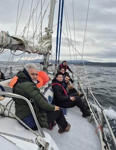 Descubrí la magia del Canal Beagle en Ushuaia, Tierra del Fuego, a bordo del Velero Ksar, el velero más cómodo y versátil de la región. Ofrecemos expediciones personalizadas de navegación en velero con salida desde la Bahía de Ushuaia, ideales para aventureros, fotógrafos, científicos, deportistas y amantes de la naturaleza. Nuestros servicios incluyen travesías de un día completo, experiencias con noche a bordo, travesías de 3 días hasta Puerto Almanza por el Paso Guaraní, y travesías largas de 7, 10 o 15 días. También realizamos expediciones científicas, clínicas de vela en navegación, buceo, kayak, paddle, trekking, esquí y mucho más. Visitá destinos icónicos como Isla de los Lobos, Faro Les Éclaireurs, Islas Bridges, Isla Redonda, Paso Guaraní, Península Mitre, Isla de los Estados, Fiordos y Glaciares y Cabo de Hornos. Una de nuestras excursiones estrella es la navegación Full Day por el Canal Beagle, una jornada completa de exploración náutica entre islas remotas, canales y fauna marina: lobos marinos, aves australes, pingüinos (en temporada) y vistas panorámicas del fin del mundo. Ideal para quienes buscan una experiencia completa sin pernocte. La experiencia con una noche a bordo es perfecta para quienes desean vivir una aventura íntima, dormir fondeados frente a una isla solitaria y disfrutar de una cena cálida a bordo, bajo el cielo austral. Incluye navegación de medio día, fondeo en una bahía protegida y regreso al día siguiente. La travesía de 3 días y 2 noches por el Paso Guaraní hasta Puerto Almanza es una verdadera expedición en la que se recorren islas remotas, se avista fauna marina, se fondea en parajes solitarios y se disfruta de caminatas en tierra firme. Una inmersión total en la naturaleza fueguina, con confort y seguridad a bordo. El Velero Ksar, modelo Joshua de 40 pies construido en acero naval, fue diseñado para la navegación antártica y cuenta con doble casco, aislación térmica, calefacción a estufa réflex por goteo y comodidades para 7 personas. Dispone de un camarote privado, salón con sofás convertibles, mesa de cartas con instrumental moderno (GPS, ecosonda), cocina completa con horno y vajilla, baño con ducha de agua caliente y una atmósfera acogedora gracias a su carpintería de madera. Además, somos el primer velero en Ushuaia con conexión satelital STARLINK ARGENTINA, garantizando internet de alta velocidad incluso en zonas remotas. Viví experiencias únicas como: navegación a vela con cupos limitados, avistaje de fauna marina, trekking en islas, cenas bajo las estrellas, amaneceres en el Beagle, clínicas de vela, y logística para deportes y ciencia. Organizamos expediciones en cooperación con deportistas extremos, exploradores y proyectos científicos. También ofrecemos opciones combinadas con traslados terrestres para recorrer la Ruta 3, la Ruta de los Lagos y otros puntos icónicos de Tierra del Fuego. Ya sea que quieras una navegación corta, una expedición prolongada, una travesía técnica o simplemente relajarte y reconectar con la naturaleza austral, el Velero Ksar es tu puerta de entrada a una de las últimas fronteras salvajes del planeta. Con más de 30 años de experiencia en la zona, nuestros capitanes garantizan seguridad, profesionalismo y una aventura que marcará tu vida. ¡Zarpá con nosotros desde el Fin del Mundo y descubrí la esencia de navegar en el sur más profundo de la Patagonia Argentina con el Velero Ksar!