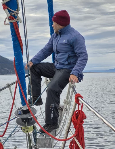 Descubrí la magia del Canal Beagle en Ushuaia, Tierra del Fuego, a bordo del Velero Ksar, el velero más cómodo y versátil de la región. Ofrecemos expediciones personalizadas de navegación en velero con salida desde la Bahía de Ushuaia, ideales para aventureros, fotógrafos, científicos, deportistas y amantes de la naturaleza. Nuestros servicios incluyen travesías de un día completo, experiencias con noche a bordo, travesías de 3 días hasta Puerto Almanza por el Paso Guaraní, y travesías largas de 7, 10 o 15 días. También realizamos expediciones científicas, clínicas de vela en navegación, buceo, kayak, paddle, trekking, esquí y mucho más. Visitá destinos icónicos como Isla de los Lobos, Faro Les Éclaireurs, Islas Bridges, Isla Redonda, Paso Guaraní, Península Mitre, Isla de los Estados, Fiordos y Glaciares y Cabo de Hornos. Una de nuestras excursiones estrella es la navegación Full Day por el Canal Beagle, una jornada completa de exploración náutica entre islas remotas, canales y fauna marina: lobos marinos, aves australes, pingüinos (en temporada) y vistas panorámicas del fin del mundo. Ideal para quienes buscan una experiencia completa sin pernocte. La experiencia con una noche a bordo es perfecta para quienes desean vivir una aventura íntima, dormir fondeados frente a una isla solitaria y disfrutar de una cena cálida a bordo, bajo el cielo austral. Incluye navegación de medio día, fondeo en una bahía protegida y regreso al día siguiente. La travesía de 3 días y 2 noches por el Paso Guaraní hasta Puerto Almanza es una verdadera expedición en la que se recorren islas remotas, se avista fauna marina, se fondea en parajes solitarios y se disfruta de caminatas en tierra firme. Una inmersión total en la naturaleza fueguina, con confort y seguridad a bordo. El Velero Ksar, modelo Joshua de 40 pies construido en acero naval, fue diseñado para la navegación antártica y cuenta con doble casco, aislación térmica, calefacción a estufa réflex por goteo y comodidades para 7 personas. Dispone de un camarote privado, salón con sofás convertibles, mesa de cartas con instrumental moderno (GPS, ecosonda), cocina completa con horno y vajilla, baño con ducha de agua caliente y una atmósfera acogedora gracias a su carpintería de madera. Además, somos el primer velero en Ushuaia con conexión satelital STARLINK ARGENTINA, garantizando internet de alta velocidad incluso en zonas remotas. Viví experiencias únicas como: navegación a vela con cupos limitados, avistaje de fauna marina, trekking en islas, cenas bajo las estrellas, amaneceres en el Beagle, clínicas de vela, y logística para deportes y ciencia. Organizamos expediciones en cooperación con deportistas extremos, exploradores y proyectos científicos. También ofrecemos opciones combinadas con traslados terrestres para recorrer la Ruta 3, la Ruta de los Lagos y otros puntos icónicos de Tierra del Fuego. Ya sea que quieras una navegación corta, una expedición prolongada, una travesía técnica o simplemente relajarte y reconectar con la naturaleza austral, el Velero Ksar es tu puerta de entrada a una de las últimas fronteras salvajes del planeta. Con más de 30 años de experiencia en la zona, nuestros capitanes garantizan seguridad, profesionalismo y una aventura que marcará tu vida. ¡Zarpá con nosotros desde el Fin del Mundo y descubrí la esencia de navegar en el sur más profundo de la Patagonia Argentina con el Velero Ksar!