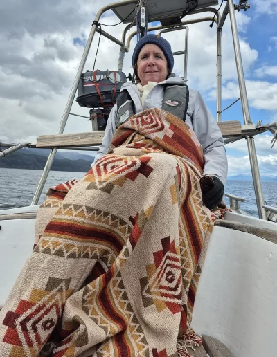 Descubrí la magia del Canal Beagle en Ushuaia, Tierra del Fuego, a bordo del Velero Ksar, el velero más cómodo y versátil de la región. Ofrecemos expediciones personalizadas de navegación en velero con salida desde la Bahía de Ushuaia, ideales para aventureros, fotógrafos, científicos, deportistas y amantes de la naturaleza. Nuestros servicios incluyen travesías de un día completo, experiencias con noche a bordo, travesías de 3 días hasta Puerto Almanza por el Paso Guaraní, y travesías largas de 7, 10 o 15 días. También realizamos expediciones científicas, clínicas de vela en navegación, buceo, kayak, paddle, trekking, esquí y mucho más. Visitá destinos icónicos como Isla de los Lobos, Faro Les Éclaireurs, Islas Bridges, Isla Redonda, Paso Guaraní, Península Mitre, Isla de los Estados, Fiordos y Glaciares y Cabo de Hornos. Una de nuestras excursiones estrella es la navegación Full Day por el Canal Beagle, una jornada completa de exploración náutica entre islas remotas, canales y fauna marina: lobos marinos, aves australes, pingüinos (en temporada) y vistas panorámicas del fin del mundo. Ideal para quienes buscan una experiencia completa sin pernocte. La experiencia con una noche a bordo es perfecta para quienes desean vivir una aventura íntima, dormir fondeados frente a una isla solitaria y disfrutar de una cena cálida a bordo, bajo el cielo austral. Incluye navegación de medio día, fondeo en una bahía protegida y regreso al día siguiente. La travesía de 3 días y 2 noches por el Paso Guaraní hasta Puerto Almanza es una verdadera expedición en la que se recorren islas remotas, se avista fauna marina, se fondea en parajes solitarios y se disfruta de caminatas en tierra firme. Una inmersión total en la naturaleza fueguina, con confort y seguridad a bordo. El Velero Ksar, modelo Joshua de 40 pies construido en acero naval, fue diseñado para la navegación antártica y cuenta con doble casco, aislación térmica, calefacción a estufa réflex por goteo y comodidades para 7 personas. Dispone de un camarote privado, salón con sofás convertibles, mesa de cartas con instrumental moderno (GPS, ecosonda), cocina completa con horno y vajilla, baño con ducha de agua caliente y una atmósfera acogedora gracias a su carpintería de madera. Además, somos el primer velero en Ushuaia con conexión satelital STARLINK ARGENTINA, garantizando internet de alta velocidad incluso en zonas remotas. Viví experiencias únicas como: navegación a vela con cupos limitados, avistaje de fauna marina, trekking en islas, cenas bajo las estrellas, amaneceres en el Beagle, clínicas de vela, y logística para deportes y ciencia. Organizamos expediciones en cooperación con deportistas extremos, exploradores y proyectos científicos. También ofrecemos opciones combinadas con traslados terrestres para recorrer la Ruta 3, la Ruta de los Lagos y otros puntos icónicos de Tierra del Fuego. Ya sea que quieras una navegación corta, una expedición prolongada, una travesía técnica o simplemente relajarte y reconectar con la naturaleza austral, el Velero Ksar es tu puerta de entrada a una de las últimas fronteras salvajes del planeta. Con más de 30 años de experiencia en la zona, nuestros capitanes garantizan seguridad, profesionalismo y una aventura que marcará tu vida. ¡Zarpá con nosotros desde el Fin del Mundo y descubrí la esencia de navegar en el sur más profundo de la Patagonia Argentina con el Velero Ksar!