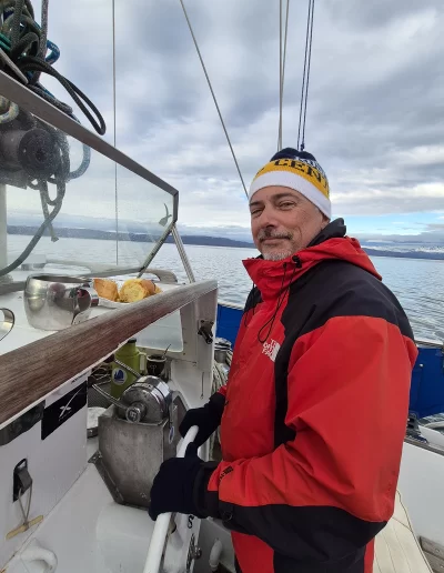 Descubrí la magia del Canal Beagle en Ushuaia, Tierra del Fuego, a bordo del Velero Ksar, el velero más cómodo y versátil de la región. Ofrecemos expediciones personalizadas de navegación en velero con salida desde la Bahía de Ushuaia, ideales para aventureros, fotógrafos, científicos, deportistas y amantes de la naturaleza. Nuestros servicios incluyen travesías de un día completo, experiencias con noche a bordo, travesías de 3 días hasta Puerto Almanza por el Paso Guaraní, y travesías largas de 7, 10 o 15 días. También realizamos expediciones científicas, clínicas de vela en navegación, buceo, kayak, paddle, trekking, esquí y mucho más. Visitá destinos icónicos como Isla de los Lobos, Faro Les Éclaireurs, Islas Bridges, Isla Redonda, Paso Guaraní, Península Mitre, Isla de los Estados, Fiordos y Glaciares y Cabo de Hornos. Una de nuestras excursiones estrella es la navegación Full Day por el Canal Beagle, una jornada completa de exploración náutica entre islas remotas, canales y fauna marina: lobos marinos, aves australes, pingüinos (en temporada) y vistas panorámicas del fin del mundo. Ideal para quienes buscan una experiencia completa sin pernocte. La experiencia con una noche a bordo es perfecta para quienes desean vivir una aventura íntima, dormir fondeados frente a una isla solitaria y disfrutar de una cena cálida a bordo, bajo el cielo austral. Incluye navegación de medio día, fondeo en una bahía protegida y regreso al día siguiente. La travesía de 3 días y 2 noches por el Paso Guaraní hasta Puerto Almanza es una verdadera expedición en la que se recorren islas remotas, se avista fauna marina, se fondea en parajes solitarios y se disfruta de caminatas en tierra firme. Una inmersión total en la naturaleza fueguina, con confort y seguridad a bordo. El Velero Ksar, modelo Joshua de 40 pies construido en acero naval, fue diseñado para la navegación antártica y cuenta con doble casco, aislación térmica, calefacción a estufa réflex por goteo y comodidades para 7 personas. Dispone de un camarote privado, salón con sofás convertibles, mesa de cartas con instrumental moderno (GPS, ecosonda), cocina completa con horno y vajilla, baño con ducha de agua caliente y una atmósfera acogedora gracias a su carpintería de madera. Además, somos el primer velero en Ushuaia con conexión satelital STARLINK ARGENTINA, garantizando internet de alta velocidad incluso en zonas remotas. Viví experiencias únicas como: navegación a vela con cupos limitados, avistaje de fauna marina, trekking en islas, cenas bajo las estrellas, amaneceres en el Beagle, clínicas de vela, y logística para deportes y ciencia. Organizamos expediciones en cooperación con deportistas extremos, exploradores y proyectos científicos. También ofrecemos opciones combinadas con traslados terrestres para recorrer la Ruta 3, la Ruta de los Lagos y otros puntos icónicos de Tierra del Fuego. Ya sea que quieras una navegación corta, una expedición prolongada, una travesía técnica o simplemente relajarte y reconectar con la naturaleza austral, el Velero Ksar es tu puerta de entrada a una de las últimas fronteras salvajes del planeta. Con más de 30 años de experiencia en la zona, nuestros capitanes garantizan seguridad, profesionalismo y una aventura que marcará tu vida. ¡Zarpá con nosotros desde el Fin del Mundo y descubrí la esencia de navegar en el sur más profundo de la Patagonia Argentina con el Velero Ksar!