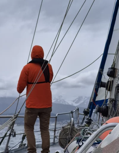 Descubrí la magia del Canal Beagle en Ushuaia, Tierra del Fuego, a bordo del Velero Ksar, el velero más cómodo y versátil de la región. Ofrecemos expediciones personalizadas de navegación en velero con salida desde la Bahía de Ushuaia, ideales para aventureros, fotógrafos, científicos, deportistas y amantes de la naturaleza. Nuestros servicios incluyen travesías de un día completo, experiencias con noche a bordo, travesías de 3 días hasta Puerto Almanza por el Paso Guaraní, y travesías largas de 7, 10 o 15 días. También realizamos expediciones científicas, clínicas de vela en navegación, buceo, kayak, paddle, trekking, esquí y mucho más. Visitá destinos icónicos como Isla de los Lobos, Faro Les Éclaireurs, Islas Bridges, Isla Redonda, Paso Guaraní, Península Mitre, Isla de los Estados, Fiordos y Glaciares y Cabo de Hornos. Una de nuestras excursiones estrella es la navegación Full Day por el Canal Beagle, una jornada completa de exploración náutica entre islas remotas, canales y fauna marina: lobos marinos, aves australes, pingüinos (en temporada) y vistas panorámicas del fin del mundo. Ideal para quienes buscan una experiencia completa sin pernocte. La experiencia con una noche a bordo es perfecta para quienes desean vivir una aventura íntima, dormir fondeados frente a una isla solitaria y disfrutar de una cena cálida a bordo, bajo el cielo austral. Incluye navegación de medio día, fondeo en una bahía protegida y regreso al día siguiente. La travesía de 3 días y 2 noches por el Paso Guaraní hasta Puerto Almanza es una verdadera expedición en la que se recorren islas remotas, se avista fauna marina, se fondea en parajes solitarios y se disfruta de caminatas en tierra firme. Una inmersión total en la naturaleza fueguina, con confort y seguridad a bordo. El Velero Ksar, modelo Joshua de 40 pies construido en acero naval, fue diseñado para la navegación antártica y cuenta con doble casco, aislación térmica, calefacción a estufa réflex por goteo y comodidades para 7 personas. Dispone de un camarote privado, salón con sofás convertibles, mesa de cartas con instrumental moderno (GPS, ecosonda), cocina completa con horno y vajilla, baño con ducha de agua caliente y una atmósfera acogedora gracias a su carpintería de madera. Además, somos el primer velero en Ushuaia con conexión satelital STARLINK ARGENTINA, garantizando internet de alta velocidad incluso en zonas remotas. Viví experiencias únicas como: navegación a vela con cupos limitados, avistaje de fauna marina, trekking en islas, cenas bajo las estrellas, amaneceres en el Beagle, clínicas de vela, y logística para deportes y ciencia. Organizamos expediciones en cooperación con deportistas extremos, exploradores y proyectos científicos. También ofrecemos opciones combinadas con traslados terrestres para recorrer la Ruta 3, la Ruta de los Lagos y otros puntos icónicos de Tierra del Fuego. Ya sea que quieras una navegación corta, una expedición prolongada, una travesía técnica o simplemente relajarte y reconectar con la naturaleza austral, el Velero Ksar es tu puerta de entrada a una de las últimas fronteras salvajes del planeta. Con más de 30 años de experiencia en la zona, nuestros capitanes garantizan seguridad, profesionalismo y una aventura que marcará tu vida. ¡Zarpá con nosotros desde el Fin del Mundo y descubrí la esencia de navegar en el sur más profundo de la Patagonia Argentina con el Velero Ksar!