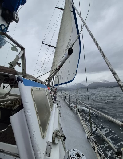Descubrí la magia del Canal Beagle en Ushuaia, Tierra del Fuego, a bordo del Velero Ksar, el velero más cómodo y versátil de la región. Ofrecemos expediciones personalizadas de navegación en velero con salida desde la Bahía de Ushuaia, ideales para aventureros, fotógrafos, científicos, deportistas y amantes de la naturaleza. Nuestros servicios incluyen travesías de un día completo, experiencias con noche a bordo, travesías de 3 días hasta Puerto Almanza por el Paso Guaraní, y travesías largas de 7, 10 o 15 días. También realizamos expediciones científicas, clínicas de vela en navegación, buceo, kayak, paddle, trekking, esquí y mucho más. Visitá destinos icónicos como Isla de los Lobos, Faro Les Éclaireurs, Islas Bridges, Isla Redonda, Paso Guaraní, Península Mitre, Isla de los Estados, Fiordos y Glaciares y Cabo de Hornos. Una de nuestras excursiones estrella es la navegación Full Day por el Canal Beagle, una jornada completa de exploración náutica entre islas remotas, canales y fauna marina: lobos marinos, aves australes, pingüinos (en temporada) y vistas panorámicas del fin del mundo. Ideal para quienes buscan una experiencia completa sin pernocte. La experiencia con una noche a bordo es perfecta para quienes desean vivir una aventura íntima, dormir fondeados frente a una isla solitaria y disfrutar de una cena cálida a bordo, bajo el cielo austral. Incluye navegación de medio día, fondeo en una bahía protegida y regreso al día siguiente. La travesía de 3 días y 2 noches por el Paso Guaraní hasta Puerto Almanza es una verdadera expedición en la que se recorren islas remotas, se avista fauna marina, se fondea en parajes solitarios y se disfruta de caminatas en tierra firme. Una inmersión total en la naturaleza fueguina, con confort y seguridad a bordo. El Velero Ksar, modelo Joshua de 40 pies construido en acero naval, fue diseñado para la navegación antártica y cuenta con doble casco, aislación térmica, calefacción a estufa réflex por goteo y comodidades para 7 personas. Dispone de un camarote privado, salón con sofás convertibles, mesa de cartas con instrumental moderno (GPS, ecosonda), cocina completa con horno y vajilla, baño con ducha de agua caliente y una atmósfera acogedora gracias a su carpintería de madera. Además, somos el primer velero en Ushuaia con conexión satelital STARLINK ARGENTINA, garantizando internet de alta velocidad incluso en zonas remotas. Viví experiencias únicas como: navegación a vela con cupos limitados, avistaje de fauna marina, trekking en islas, cenas bajo las estrellas, amaneceres en el Beagle, clínicas de vela, y logística para deportes y ciencia. Organizamos expediciones en cooperación con deportistas extremos, exploradores y proyectos científicos. También ofrecemos opciones combinadas con traslados terrestres para recorrer la Ruta 3, la Ruta de los Lagos y otros puntos icónicos de Tierra del Fuego. Ya sea que quieras una navegación corta, una expedición prolongada, una travesía técnica o simplemente relajarte y reconectar con la naturaleza austral, el Velero Ksar es tu puerta de entrada a una de las últimas fronteras salvajes del planeta. Con más de 30 años de experiencia en la zona, nuestros capitanes garantizan seguridad, profesionalismo y una aventura que marcará tu vida. ¡Zarpá con nosotros desde el Fin del Mundo y descubrí la esencia de navegar en el sur más profundo de la Patagonia Argentina con el Velero Ksar!