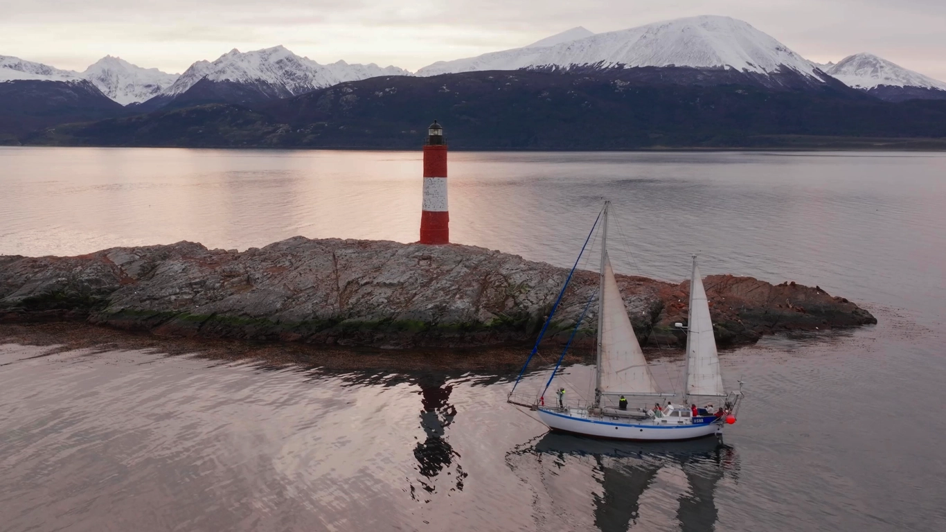 Full Day en el Canal Beagle<br />
Navegación deportiva a bordo del Velero Ksar</p>
<p>Embárcate en una travesía única por las aguas míticas del Canal Beagle. Durante 6 horas de navegación, a bordo del velero Ksar, explorarás algunos de los paisajes más imponentes del Fin del Mundo en una experiencia personalizada para solo 6 personas.</p>
<p>Desde la Bahía de Ushuaia, el Ksar zarpa hacia un recorrido inolvidable por los íconos naturales de Tierra del Fuego, combinando aventura, fauna marina y paisajes sobrecogedores. Una verdadera expedición deportiva, a vela, donde cada momento se convierte en una postal viva del extremo austral.</p>
<p>Itinerario destacado:</p>
<p>Isla de los Lobos<br />
Nos acercamos para observar de cerca a los lobos marinos de dos pelos en su entorno natural. Una experiencia fascinante para amantes de la fauna silvestre.</p>
<p>Faro Les Éclaireurs<br />
Fotografía este faro histórico desde el velero, rodeado de aves del canal como cormoranes imperiales, gaviotas, petreles y palomas antárticas.</p>
<p>Islas Bridges<br />
Anclamos en este conjunto de islas para disfrutar de un almuerzo a bordo, seguido de un trekking corto que permite explorar la vegetación nativa y avistar aves en un entorno de tranquilidad absoluta.</p>
<p>Servicios incluidos:</p>
<p>Almuerzo a bordo con sabores regionales</p>
<p>Caminata en Islas Bridges</p>
<p>Experiencia personalizada (máx. 6 pasajeros)</p>
<p>Disfrutá de una jornada completa rodeado de naturaleza virgen, silencio patagónico y viento austral. Ideal para quienes buscan vivir el Canal Beagle de una forma auténtica, sin multitudes, y con el confort de un velero preparado para navegar en las condiciones más exigentes.</p>
<p>Consultanos o reservá tu lugar a través del formulario de contacto.
