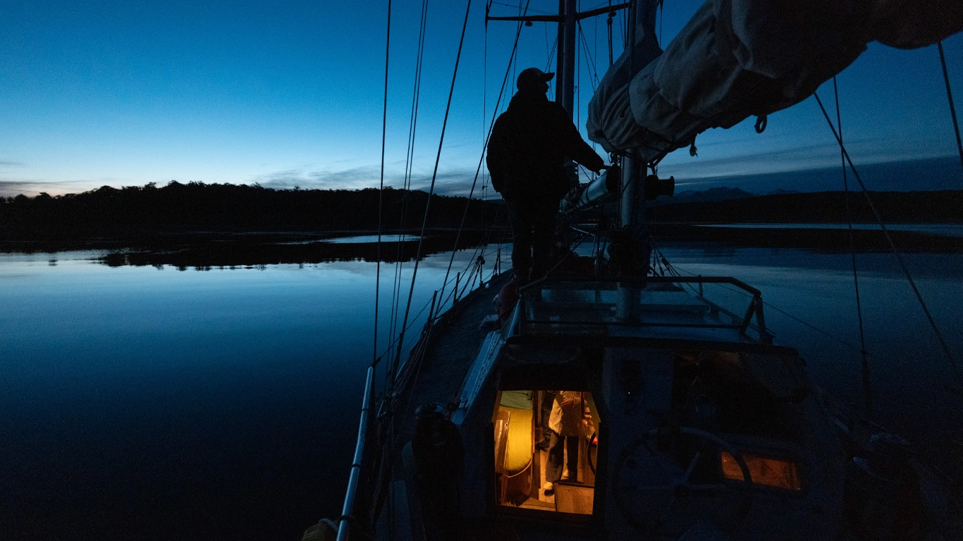 Noche en el Velero<br />
Una experiencia completa de navegación, cena y pernocte en el Canal Beagle</p>
<p>Viví una experiencia distinta en el Fin del Mundo a bordo del Velero Ksar. Esta travesía te invita a disfrutar de una navegación de día completo por los paisajes más emblemáticos del Canal Beagle, con el valor agregado de pasar la noche fondeados en una caleta tranquila, bajo un cielo estrellado en las Islas Bridges.</p>
<p>La propuesta incluye navegación deportiva, observación de fauna marina, trekking en isla y una cena especial a bordo, todo acompañado por el silencio de la naturaleza fueguina.</p>
<p>Itinerario destacado:</p>
<p>Zarpamos desde Ushuaia<br />
El recorrido comienza desde el puerto de Ushuaia, donde iniciamos la navegación rumbo a nuestros primeros destinos.</p>
<p>Isla de los Lobos<br />
Observamos lobos marinos de dos pelos en su hábitat natural. Una oportunidad para disfrutar de la cercanía con estos animales en plena actividad.</p>
<p>Faro Les Éclaireurs<br />
Fotografiamos desde el velero este faro emblemático, en un entorno donde habitan cormoranes reales, de cuello negro, gaviotas, cauquenes caranca, petreles y palomas antárticas.</p>
<p>Islas Bridges<br />
Fondeamos en este conjunto de islas para realizar una caminata corta y disfrutar de una merienda mientras el sol comienza a descender.</p>
<p>Cena bajo las estrellas<br />
Al llegar la noche, se sirve una cena caliente en la cubierta o en el interior del velero, dependiendo del clima. El silencio del entorno y el cielo fueguino completan un momento único.</p>
<p>Pernocte a bordo<br />
Pasás la noche a bordo del Ksar, fondeado en un rincón protegido del Canal Beagle.</p>
<p>Desayuno y regreso a Ushuaia<br />
Por la mañana, disfrutás de un desayuno a bordo antes de emprender el regreso a la ciudad.</p>
<p>Servicios incluidos:</p>
<p>Cena, desayuno, almuerzo y merienda a bordo</p>
<p>Navegación deportiva con observación de fauna</p>
<p>Caminata en Islas Bridges</p>
<p>Pernocte en velero equipado y calefaccionado</p>
<p>Una experiencia íntima para reconectar con la naturaleza y vivir la inmensidad del Canal Beagle desde adentro.</p>
<p>Consultanos o solicitá disponibilidad a través del formulario de contacto.